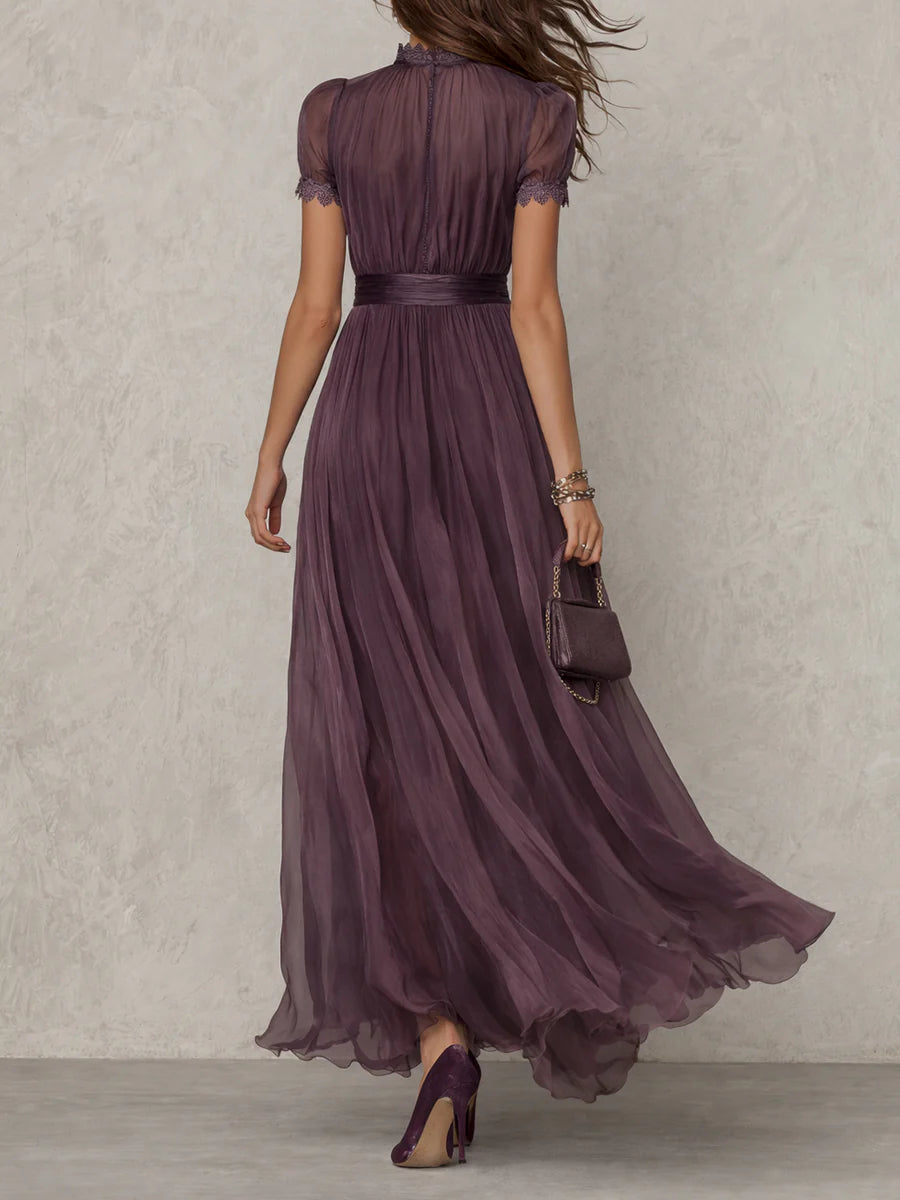 Flavia | Robe longue violette avec découpe en forme de clé, bord en dentelle de soie