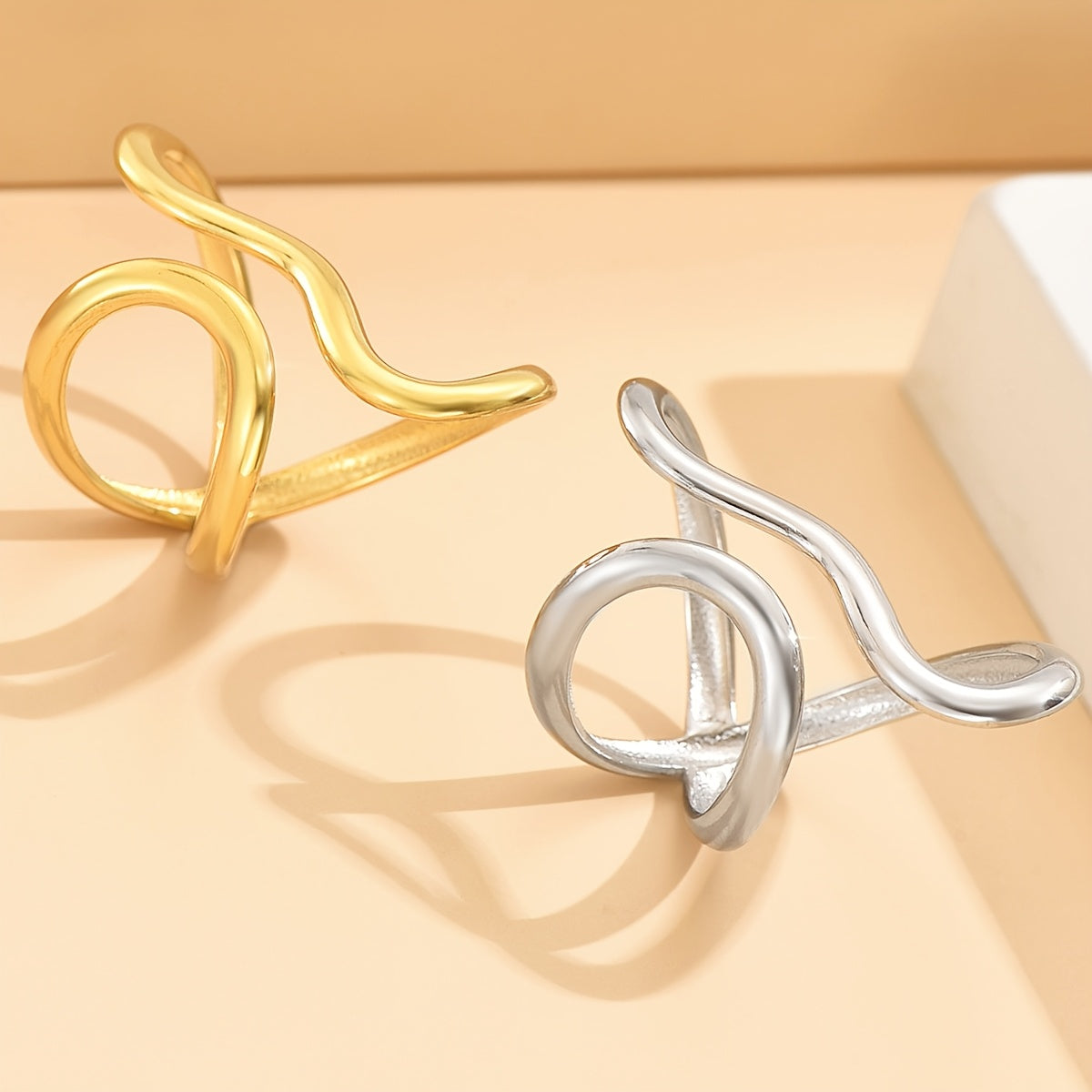 Bague chic avec une vague asymétrique