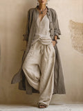 Ensemble de trois pièces : cardigan long en lin et coton avec top sans manches et pantalon