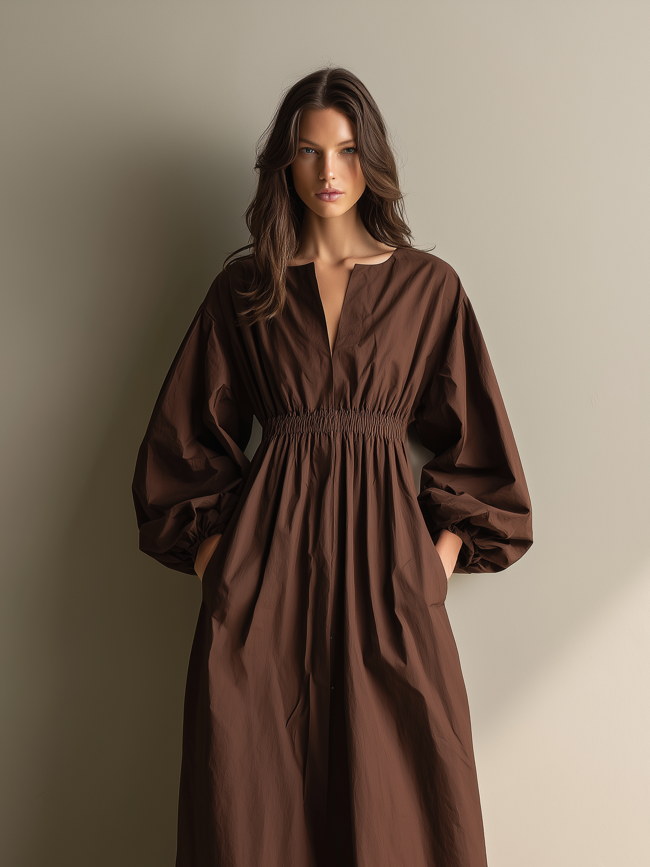 Robes maxi pour femmes en couleur marron en tissu coton et lin avec décolleté en V et manches longues, avec taille élastique MDZ1295A0AN