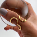 Bague chic avec une vague asymétrique