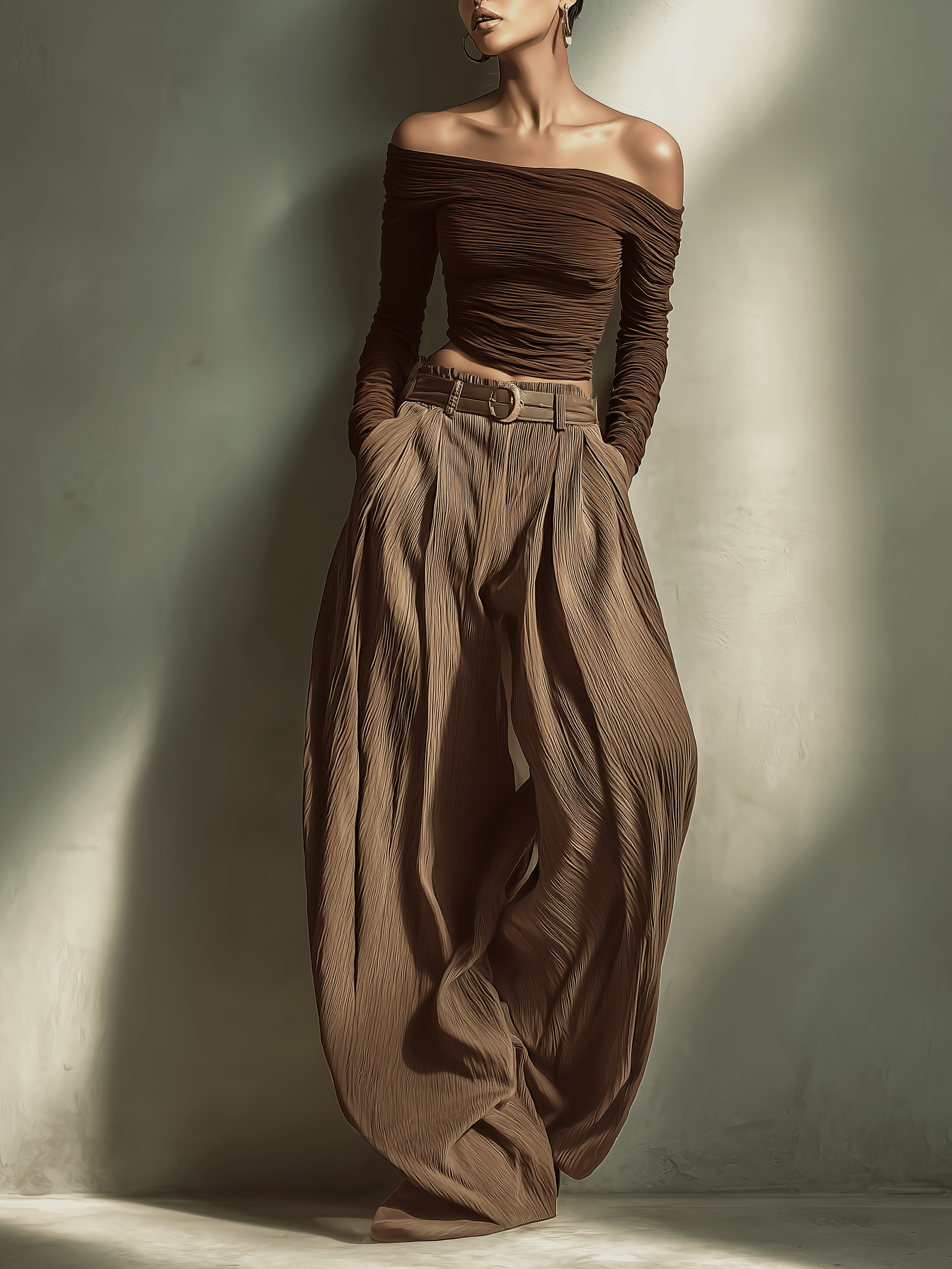 Chemise femme tendance et sexy en marron foncé, avec des manches longues, ajustée, associée à un pantalon large assorti (ceinture non incluse) MDA1455K9AN