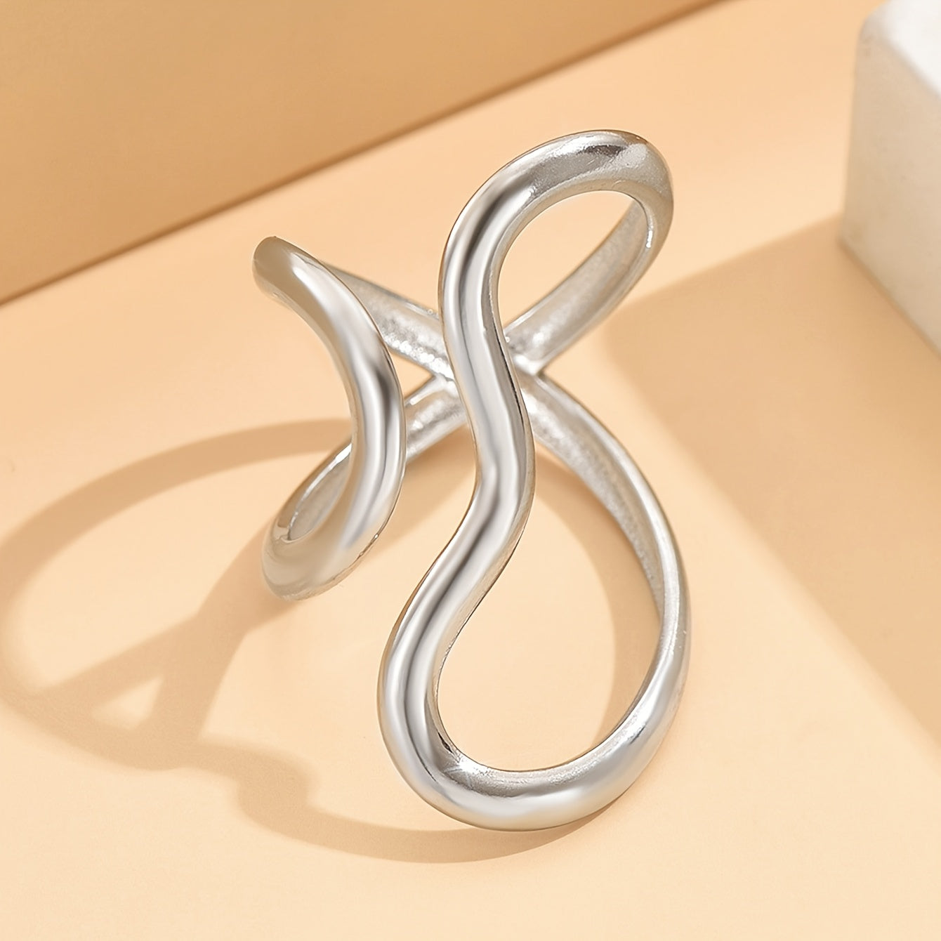 Bague chic avec une vague asymétrique