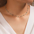 Collier plaqué or avec des détails multicolores en pierre