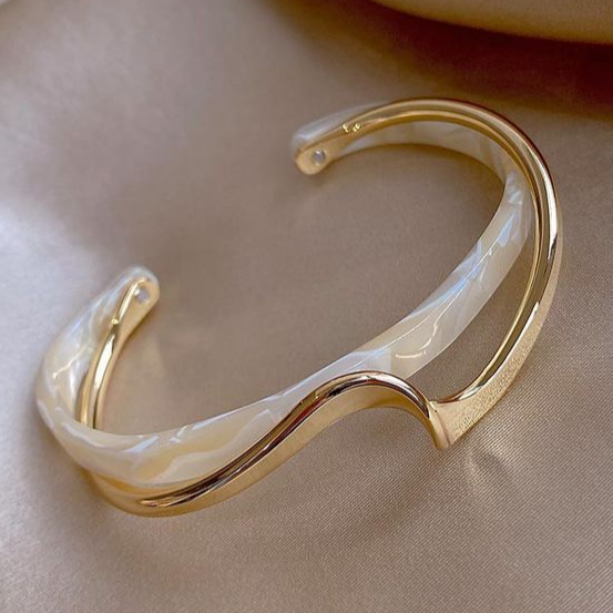 Adriana - Bracelet élégant avec opale blanche et plaquage en or