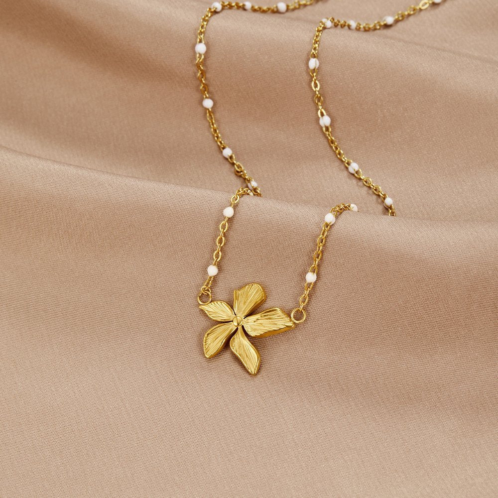Collier élégant avec une fleur en or